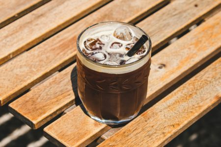 Klaas värskendava jääkohviga terrassil – suvised kohvijoogid Coffee People valikust