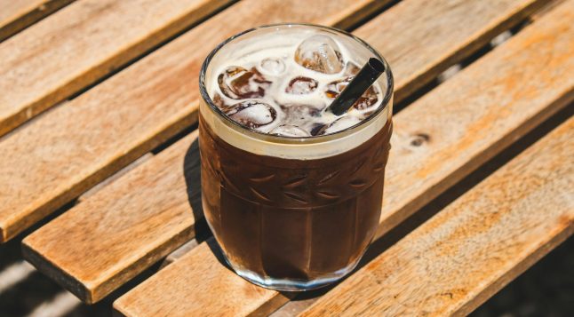 Klaas värskendava jääkohviga terrassil – suvised kohvijoogid Coffee People valikust