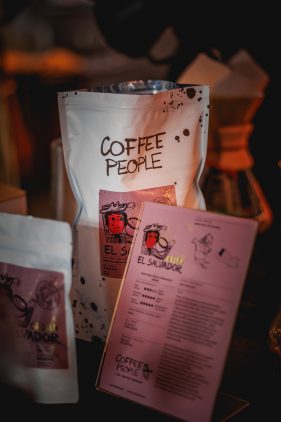 Coffee People El Salvador GESHA kohvipakid ja tooteleht kohvilaudadel.
