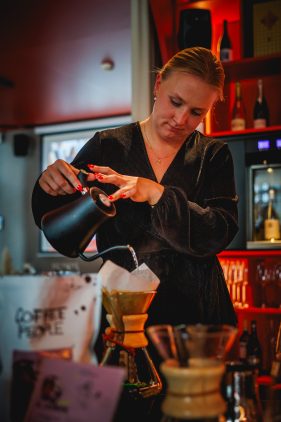 Barista valmistamas kohvi Chemex kannus kuuma veega ülevalades