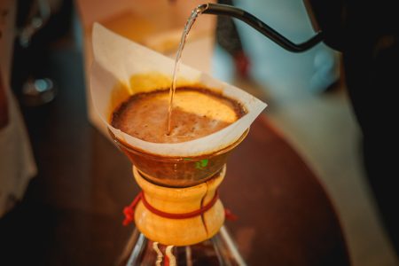 Kohvi valmistamine Chemex kannus kuuma veega ülevalades.