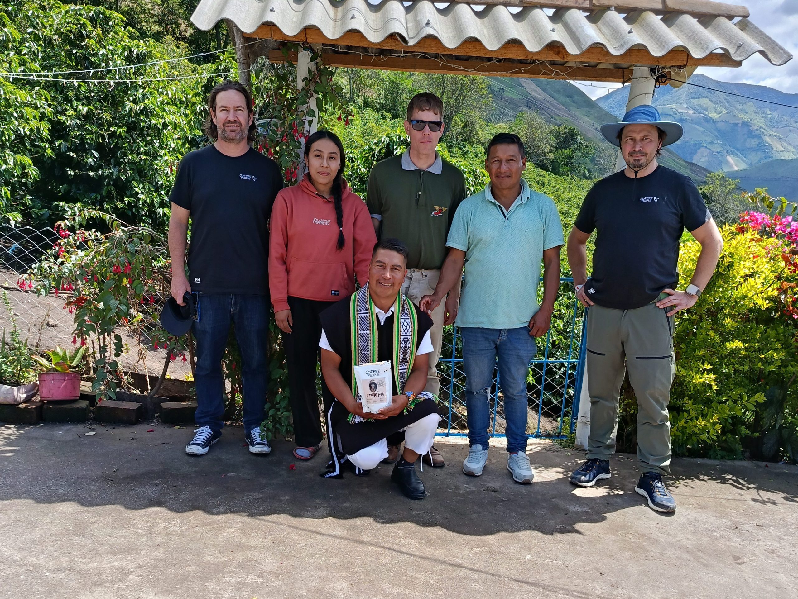 Coffee People tiim ja Inga Aponte kogukond Kolumbia kohvifarmis Nariño piirkonnas