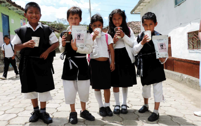 Inga Aponte lapsed Kolumbias hoidmas Coffee People kohvi,  kogukond ja kohvikultuur